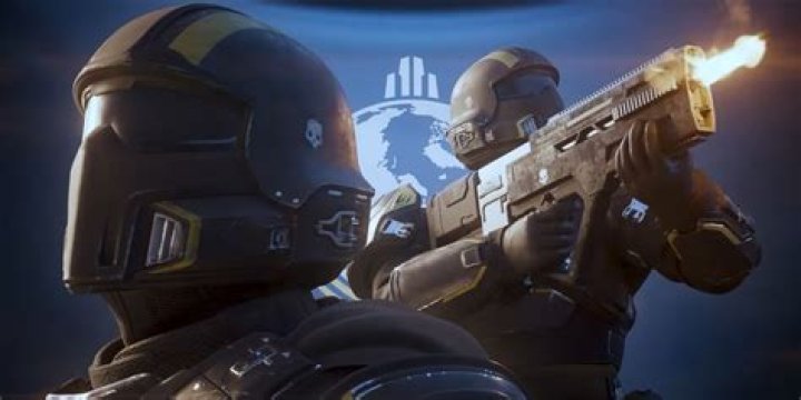 Helldivers 2: soldiers fighting in the dark against a large monster.