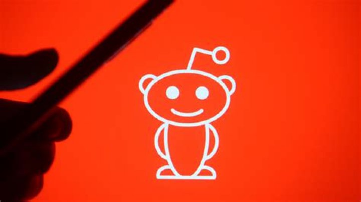 Reddit's Art Subreddit Shuts Down After Mod Mistakes Real Artist for AI