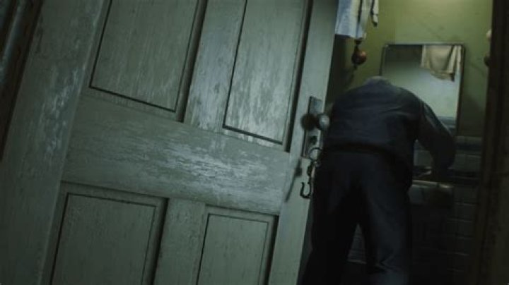 Resident Evil 2 How to hide from Chief Irons and get the Orphanage Key