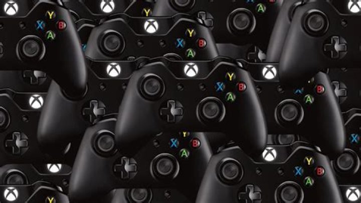 
Xbox One supports 8 controllers, PS4 only allows 4